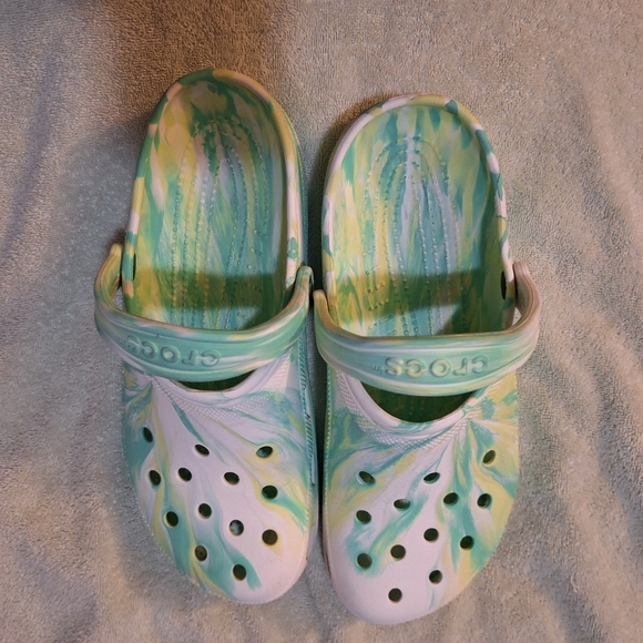 CROCS Men's Sandals in Green, Yellow, and White Tye Dye Size 12 - Picture 1 of 4